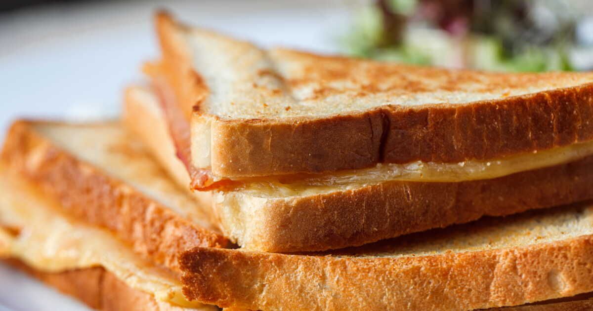 Le croque-monsieur réinventé : un chef surprend avec un fer à lisser