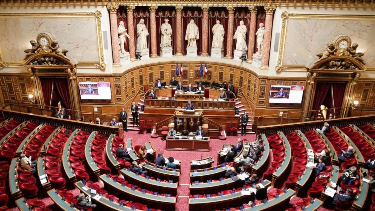 Une loi controversée pour simplifier l'économie et abolir les zones à faibles émissions