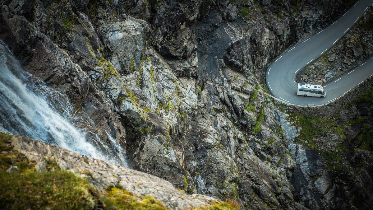 Tragédie en Équateur : un autobus chute dans un ravin, 14 victimes et 29 blessés