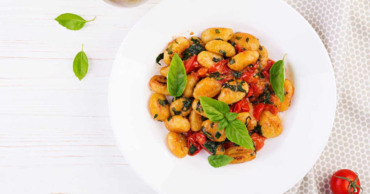 Découvrez une salade de gnocchis délicieuse pour changer des pâtes