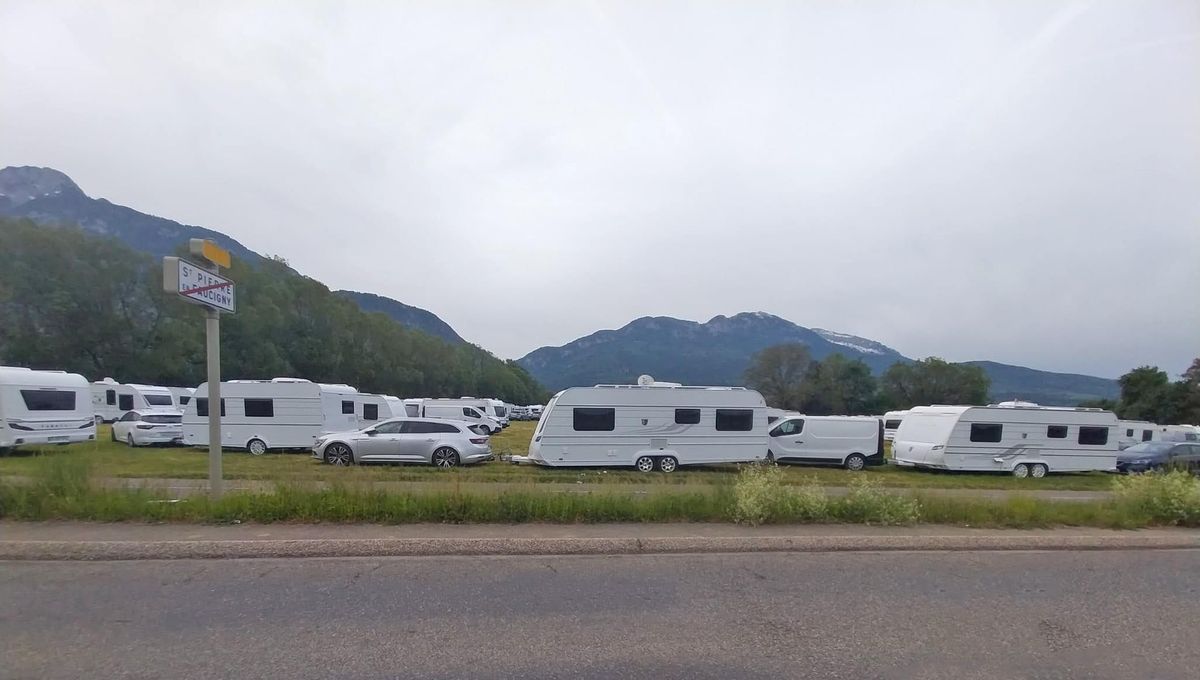 Conflit à Saint-Pierre-en-Faucigny : le convoi de caravanes évacué par les autorités