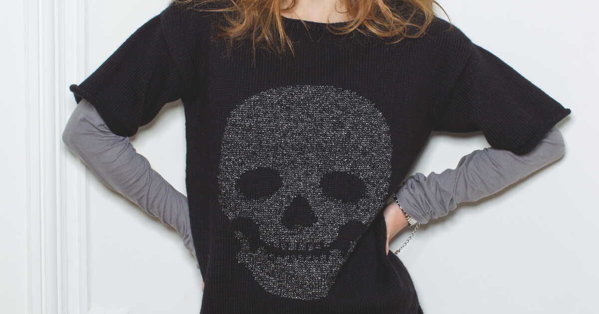 Un pull tête de mort : audace et élégance
