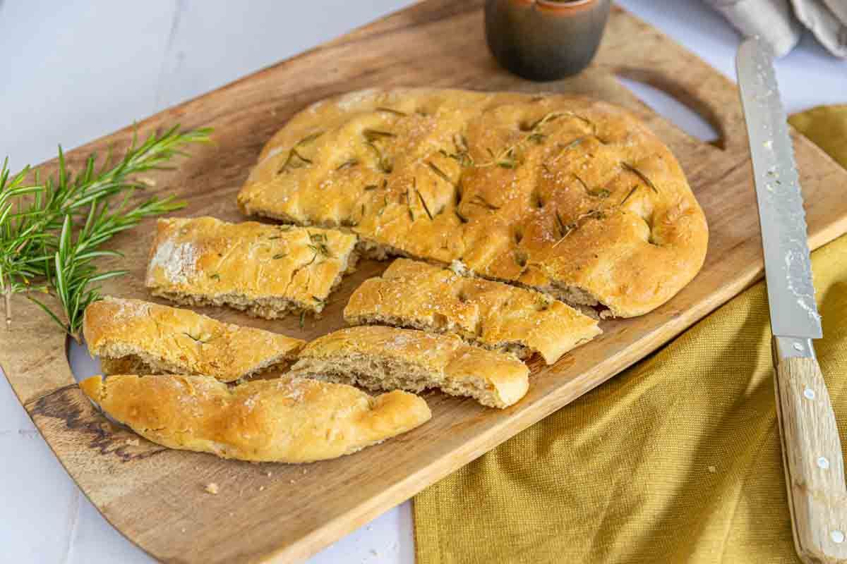 Fougasse aux herbes et chanvre, pesto de fanes