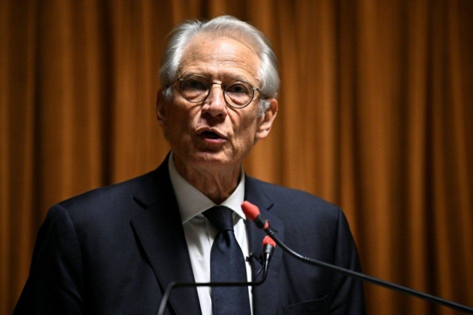 Villepin admet une erreur avec les statuettes et pointe du doigt Sarkozy