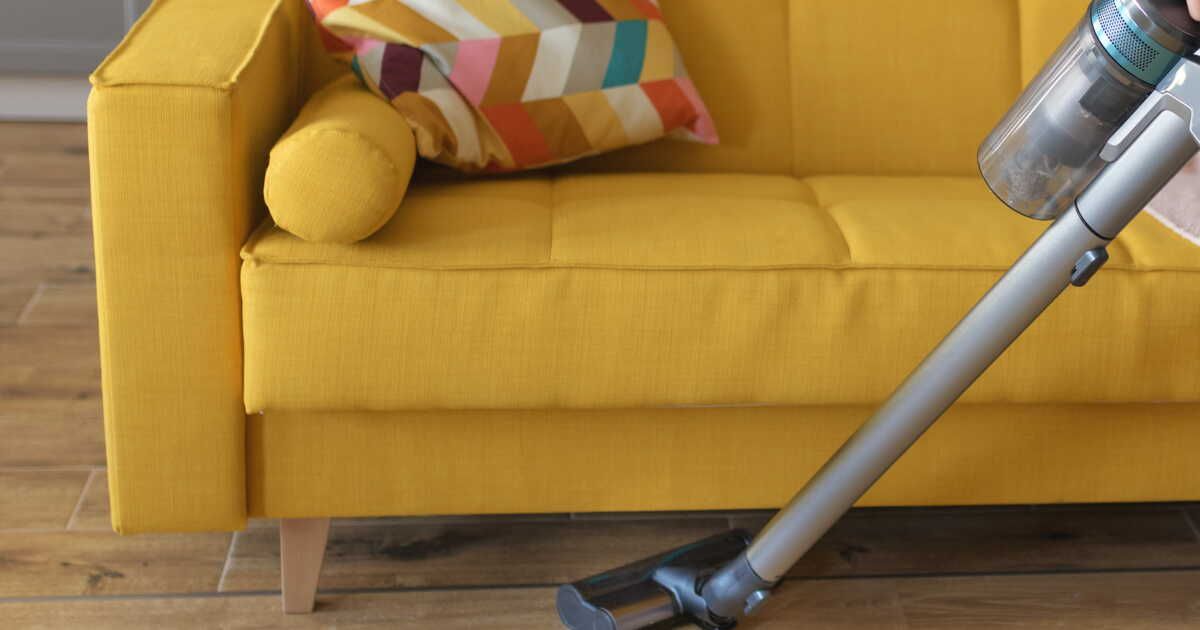 Une astuce pratique pour récupérer facilement les petits objets avec votre aspirateur