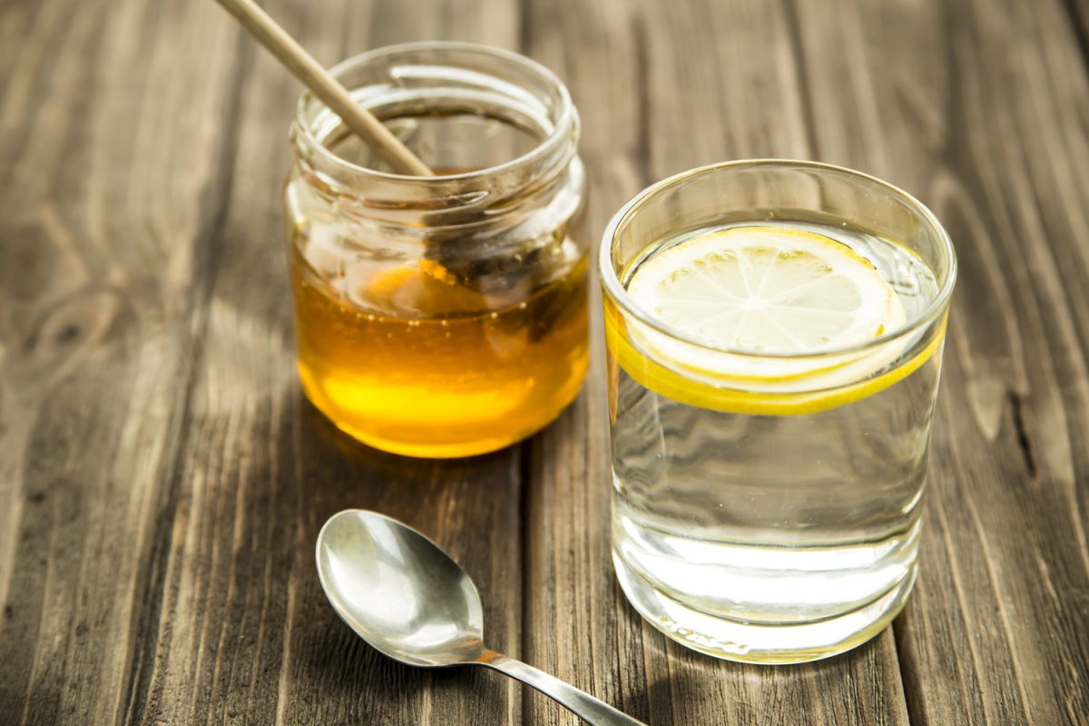 Les bienfaits surprenants d'un verre d'eau tiède au miel le matin