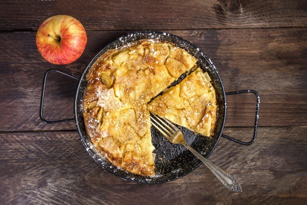 Recette rapide de tarte aux pommes à la poêle : un délice sans four