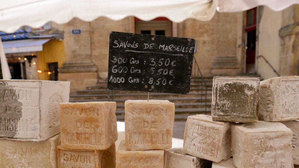 Repérer les arnaques culinaires : guide des spécialités locales