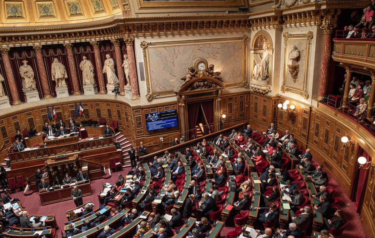 Les vacances d'été des sénateurs décryptées : vérité ou désinformation ?