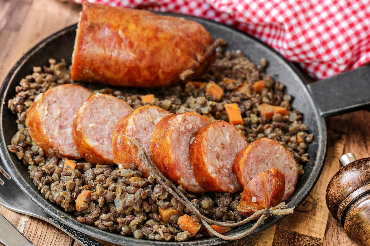 Découvrez la recette express des lentilles-saucisses qui raviront vos papilles