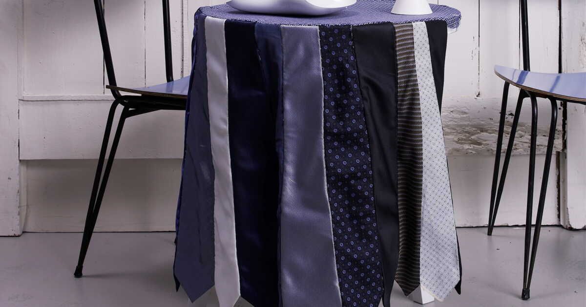 La créativité textile à l'honneur : une nappe ornée de cravates