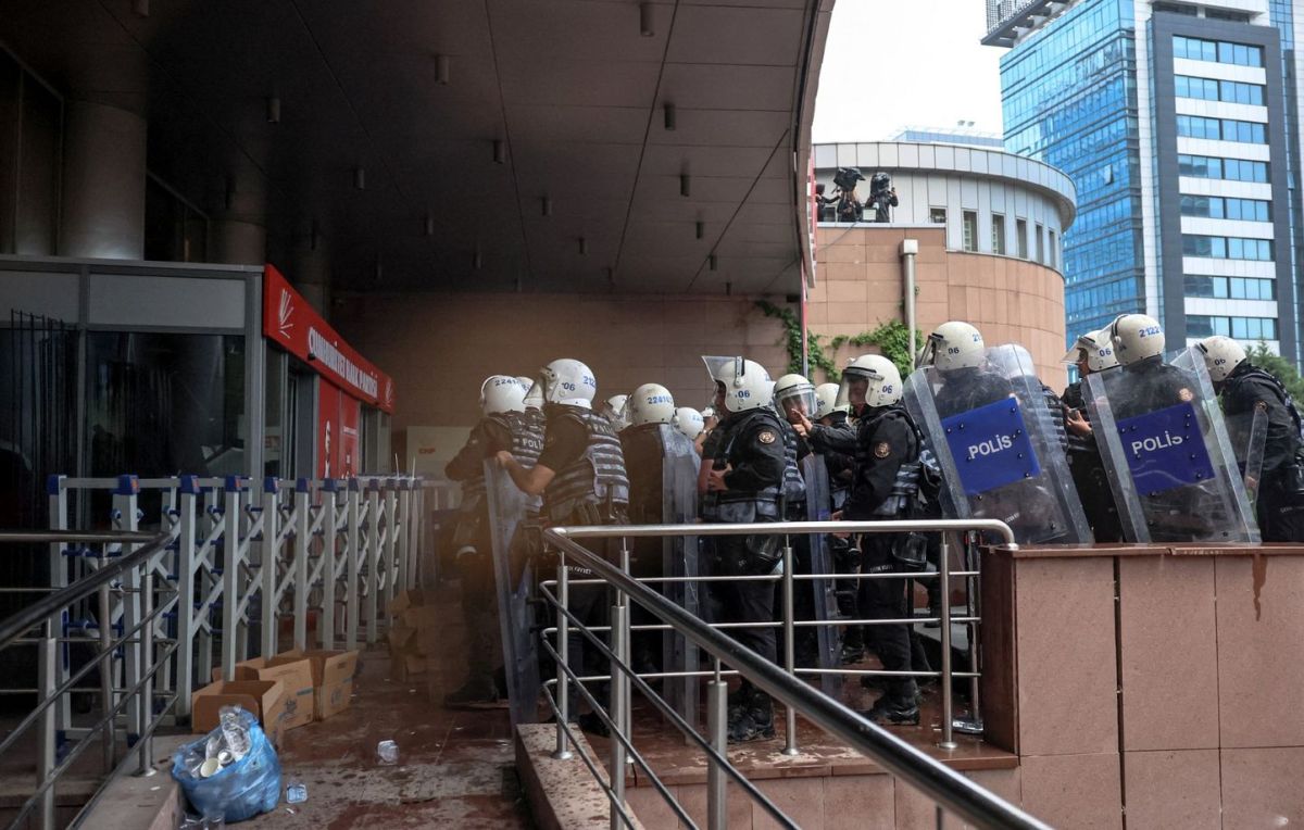 Tensions en Turquie : la police évacue de force le leader du CHP