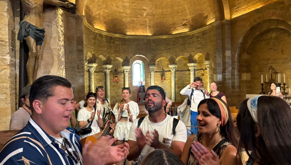 Des milliers de gens du voyage vibrent lors du pèlerinage aux Saintes-Maries-de-la-Mer
