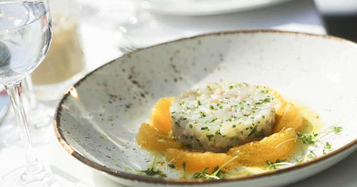 Cyril Lignac réinvente le tartare de Saint-Jacques avec une touche de clémentine