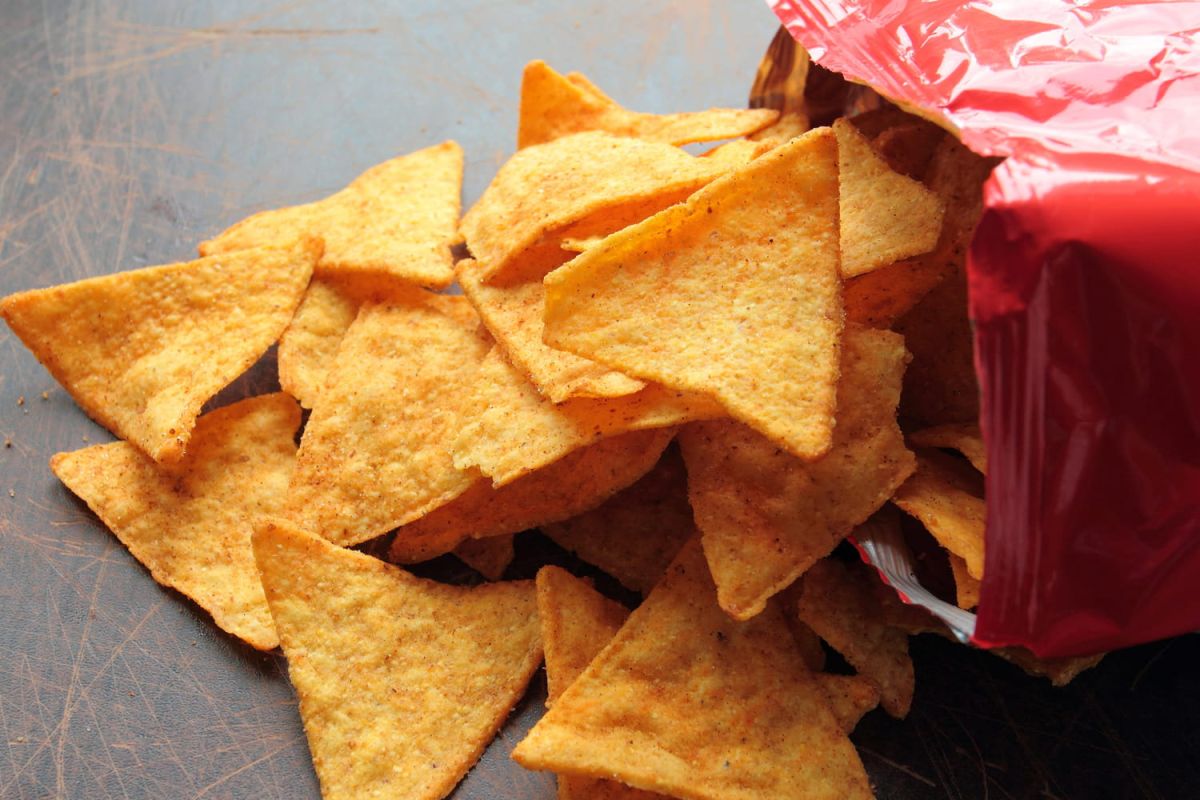 Alerte santé : ces chips dangereuses continuent d'envahir les rayons en France