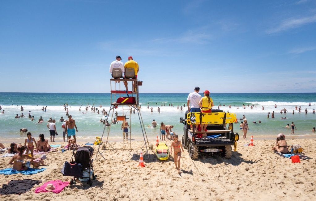 Canicule : renforcement urgent de la sécurité sur les plages girondines après des drames tragiques