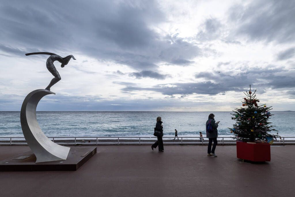Paris commémore les victimes de Nice avec un feu d'artifice anticipé