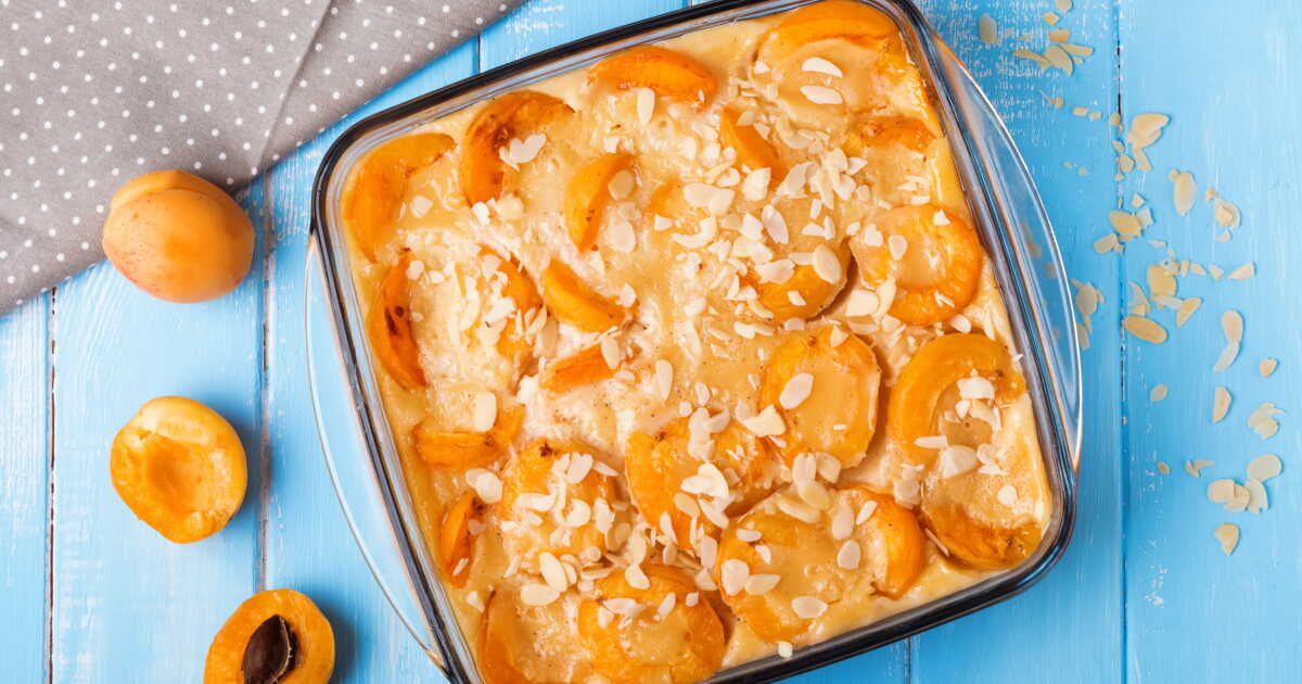 Un clafoutis d’abricots au nougat : le dessert d'été à ne pas manquer