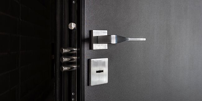 Installer une porte blindée : guide complet pour sécuriser votre domicile
