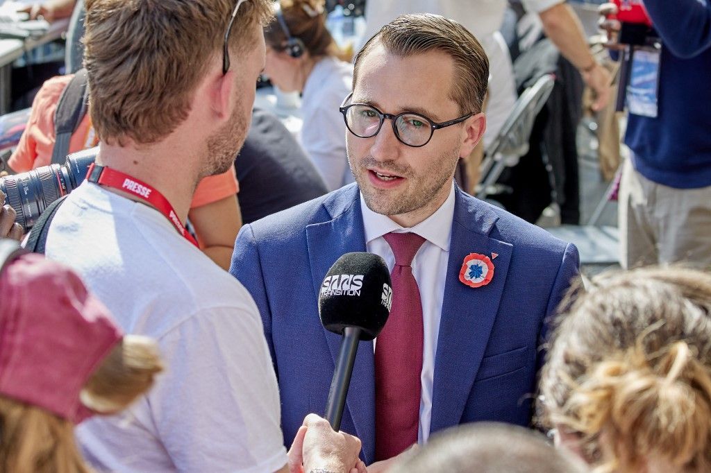 le choix musical controversé de léaument pour le meeting de lfi soulève une tempête