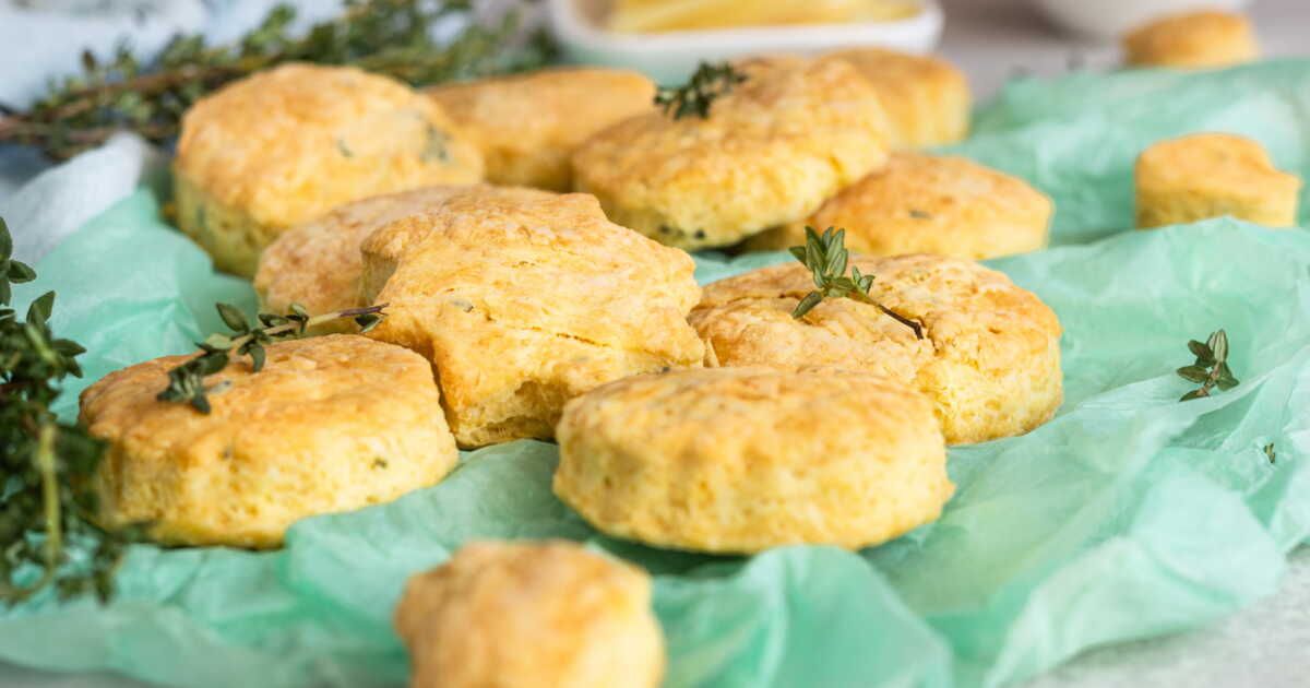 Réveillez vos apéros avec des biscuits moutarde et comté