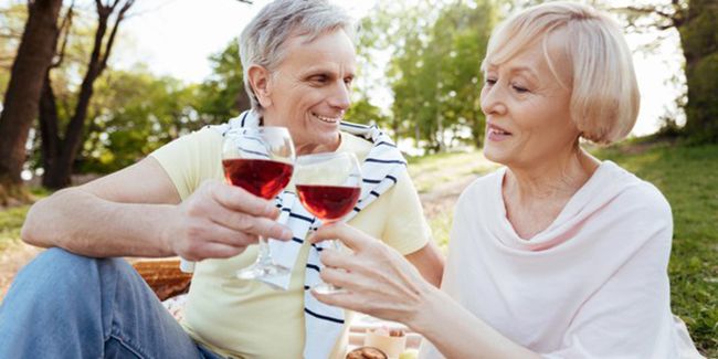 Alcool et seniors : des dangers cachés pour la santé