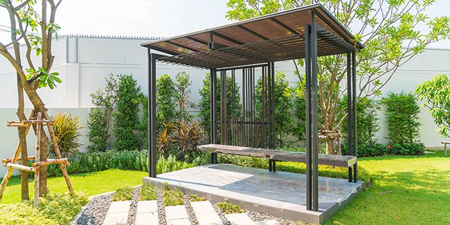 Comprendre la différence entre tonnelle et pergola pour votre jardin