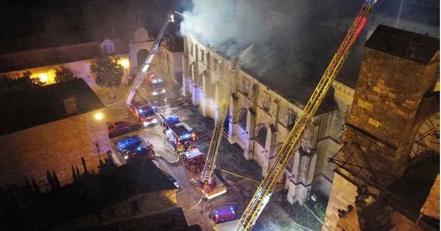 Un incendie ravage la médiathèque de Condom : un appel à l'aide pour sauver les livres