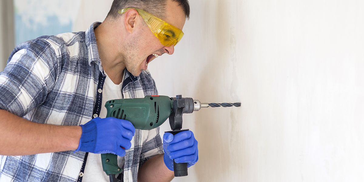 Réduire un trou trop large dans un mur : astuces pratiques pour les bricoleurs