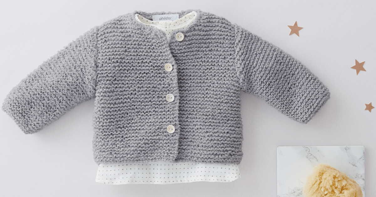 Un gilet layette au point mousse : le cadeau parfait pour les jeunes mamans