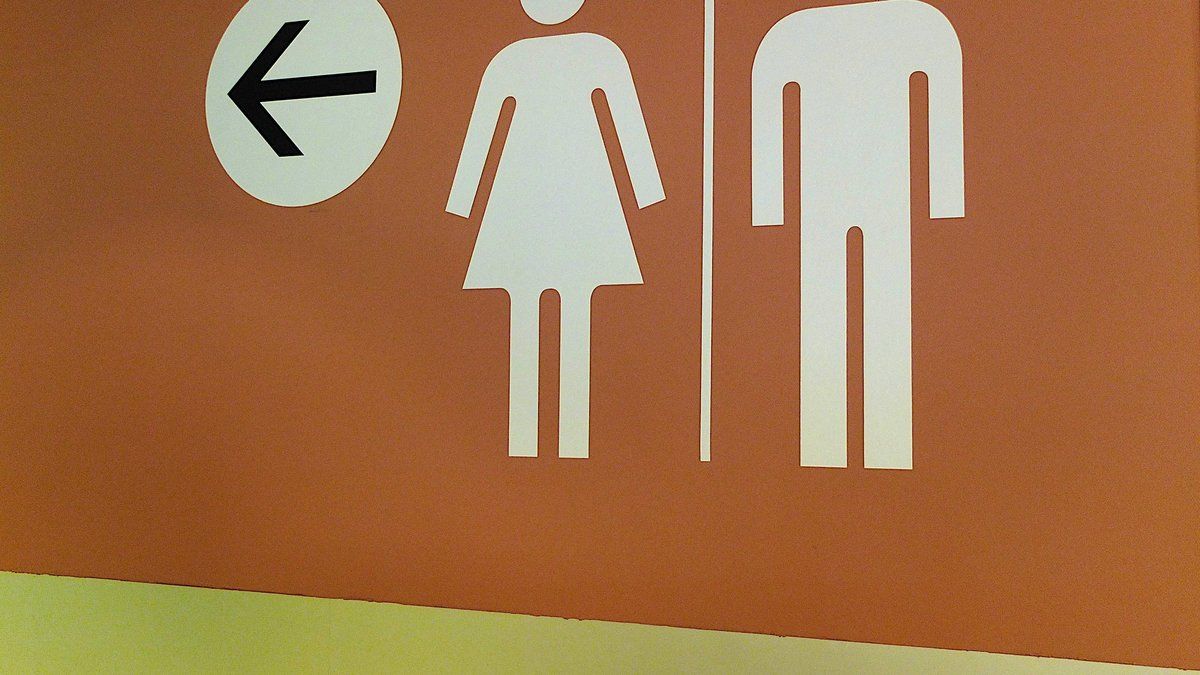 un père de famille confronté à la police pour avoir accompagné ses filles aux toilettes