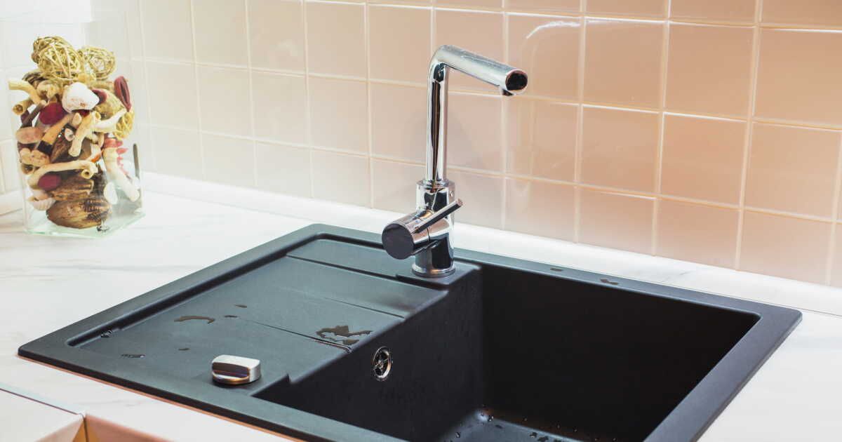 Astuces infaillibles pour nettoyer votre évier noir sans l'abîmer