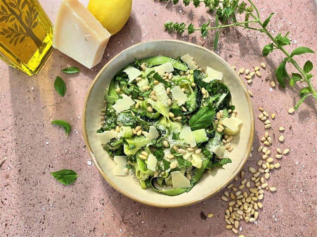 Une salade de courgettes au parmesan pour célébrer l'été