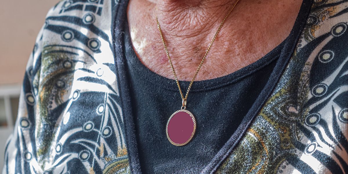 Choisir le bon système d'alarme pour les seniors : pendentif ou bracelet ?