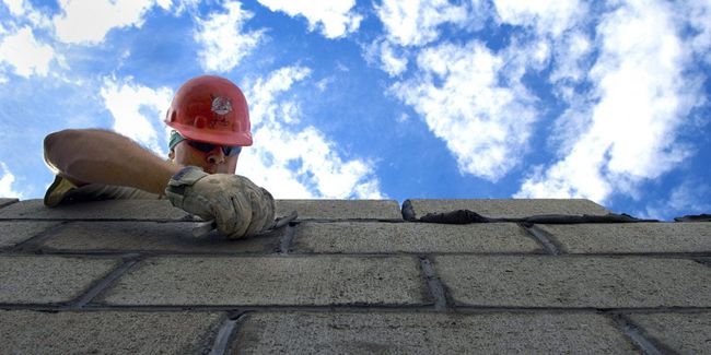 Construire un mur en parpaing : guide pratique et professionnel