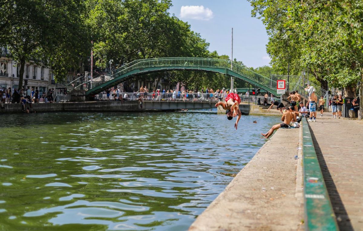 La polémique autour d'un agent de la ville qui jette des déchets dans le Canal Saint-Martin