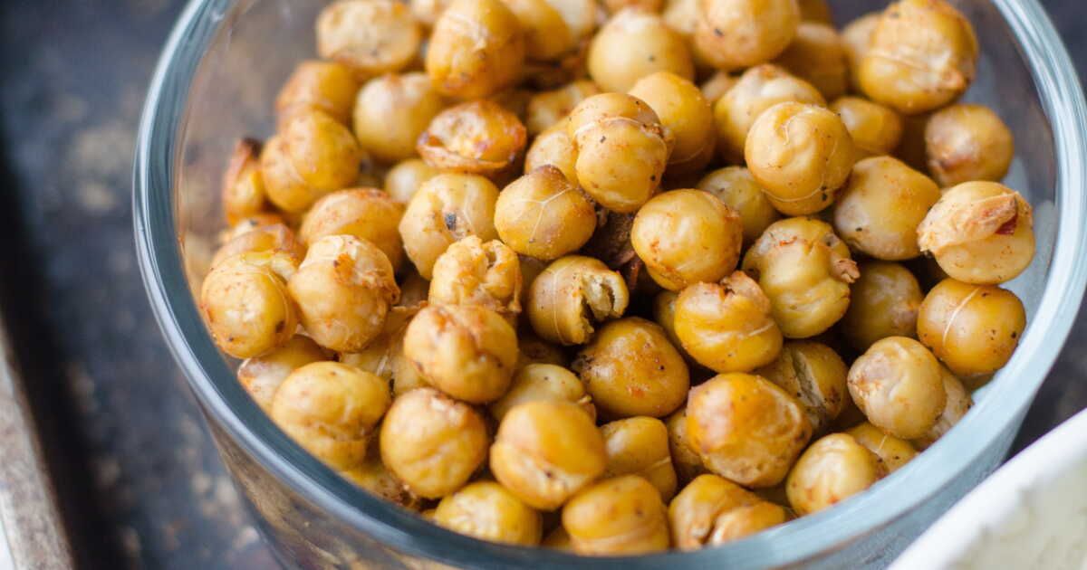 Snack healthy : peu calorique et protéinée, cette recette de pois chiches grillés est parfaite à l'apéro
