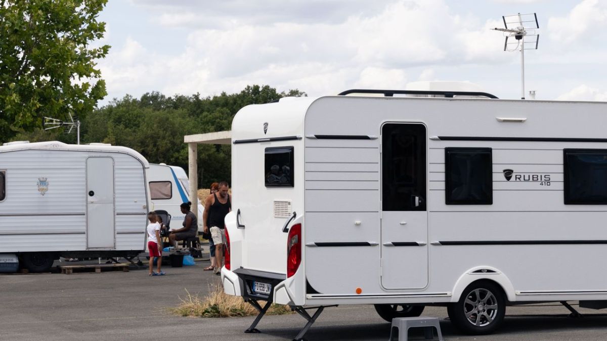 Des caravanes perturbent un stage de football à Avoine : la commune en alerte