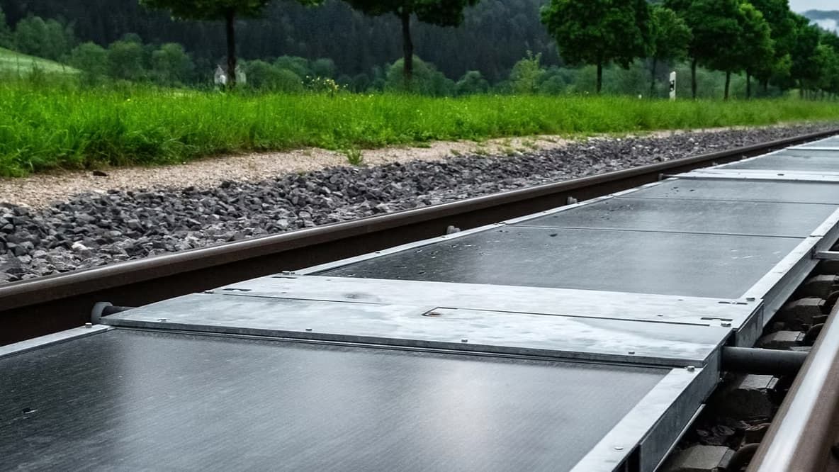 Des rails à l'énergie : la révolution solaire des voies ferrées en Suisse