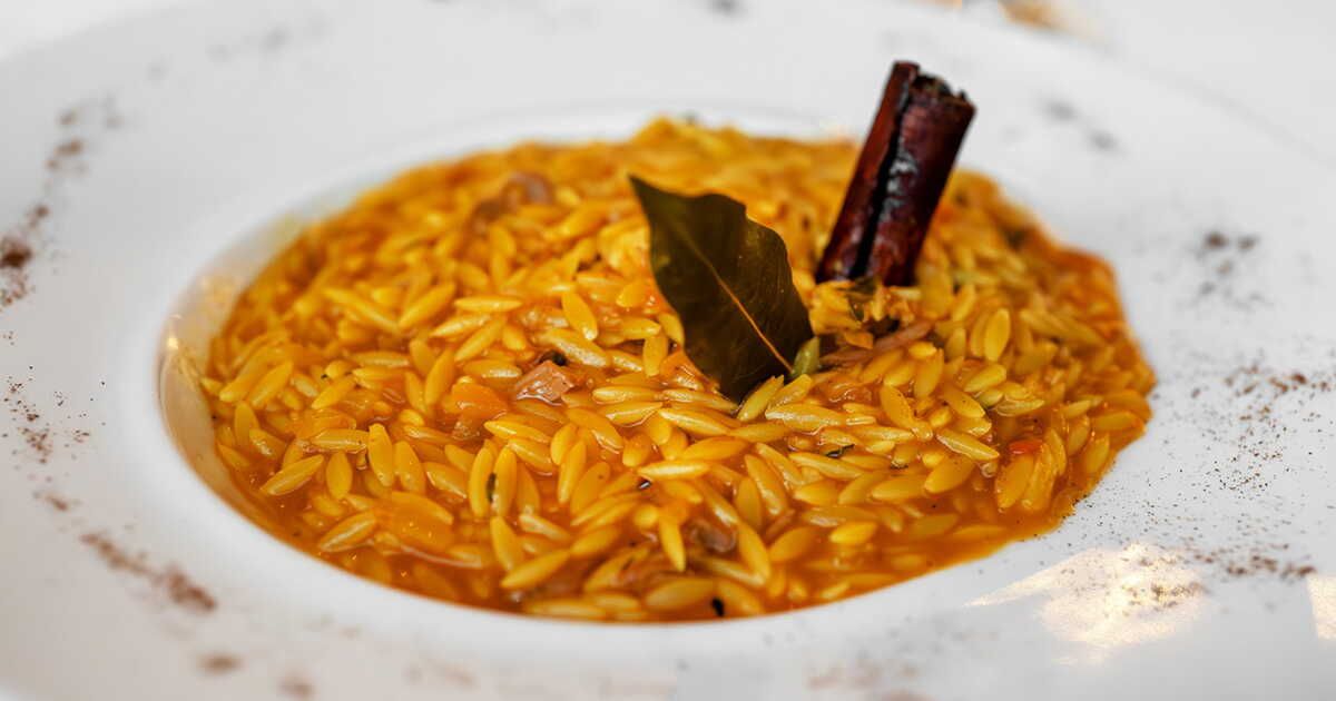 Orzo au chorizo : un délice rapide à préparer en une seule casserole