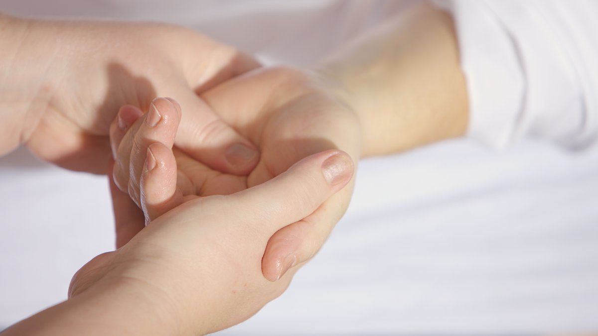 Un père en détresse : obligé de travailler pendant que son bébé lutte pour sa vie